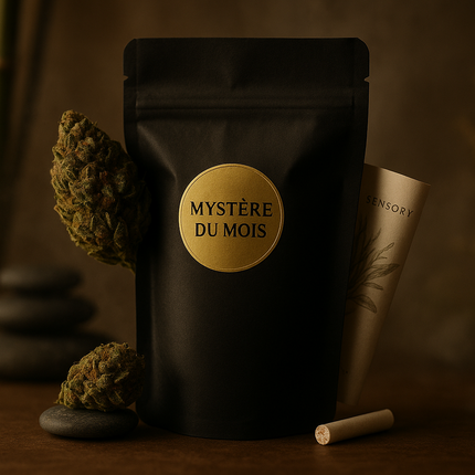 Sachet noir premium avec étiquette dorée “Mystère du Mois”, fleur CBD en gros plan et fiche sensorielle en arrière-plan – produit d’abonnement Herbeevor