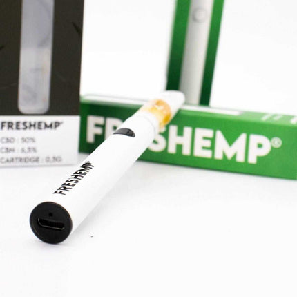 Batterie vape pen 510 FreshHemp, compatible avec les cartouches CBD et CBN. Design élégant en blanc avec port USB-C, idéale pour une inhalation douce et une expérience optimale de vaporisation de cannabinoïdes naturels