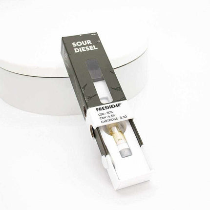 Cartouche CBD Sour Diesel FreshHemp 50% avec CBN 6,5%, disponible chez Herbeevor. Compatible avec les batteries vape pen 510, cette cartouche offre un arôme intense et un effet relaxant puissant.